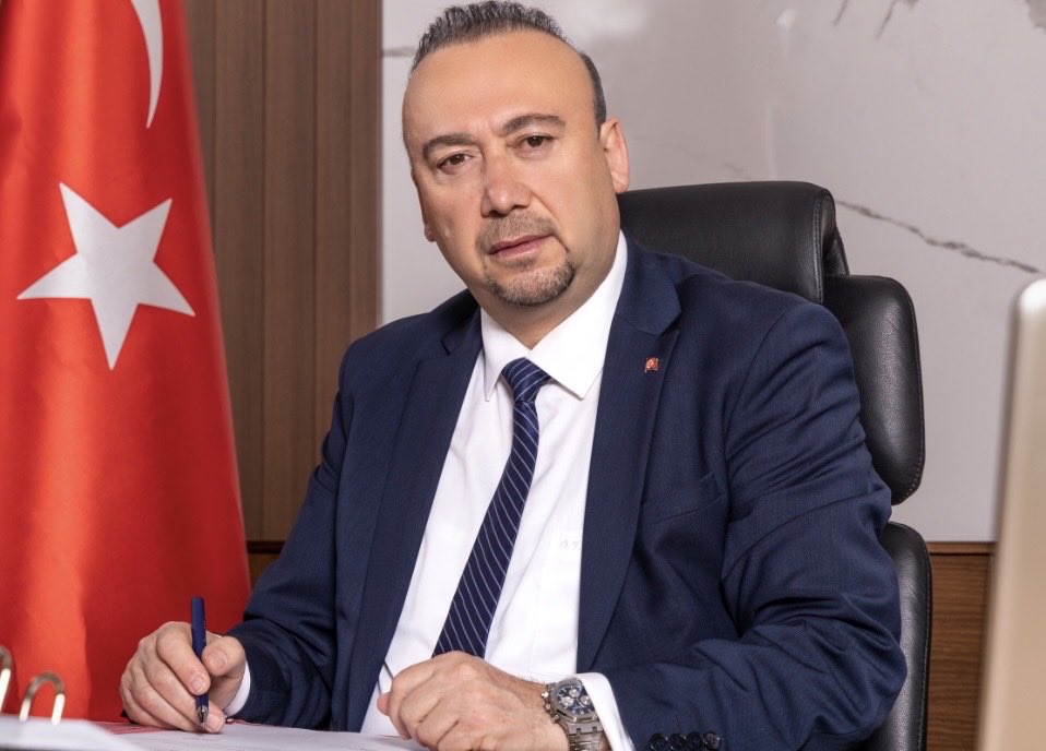 Adamlar, CHP’liler hata yapsın da biz de onları ifşa edelim diye polis kamerasıyla geziyor. Bu aptal da böyle bir dönemde, belediye başkanı olduğu kurumda başka bir belediye çalışanıyla otelde basılıyor. Sizce de bu yaptığı CHP’ye ihanet değil mi?