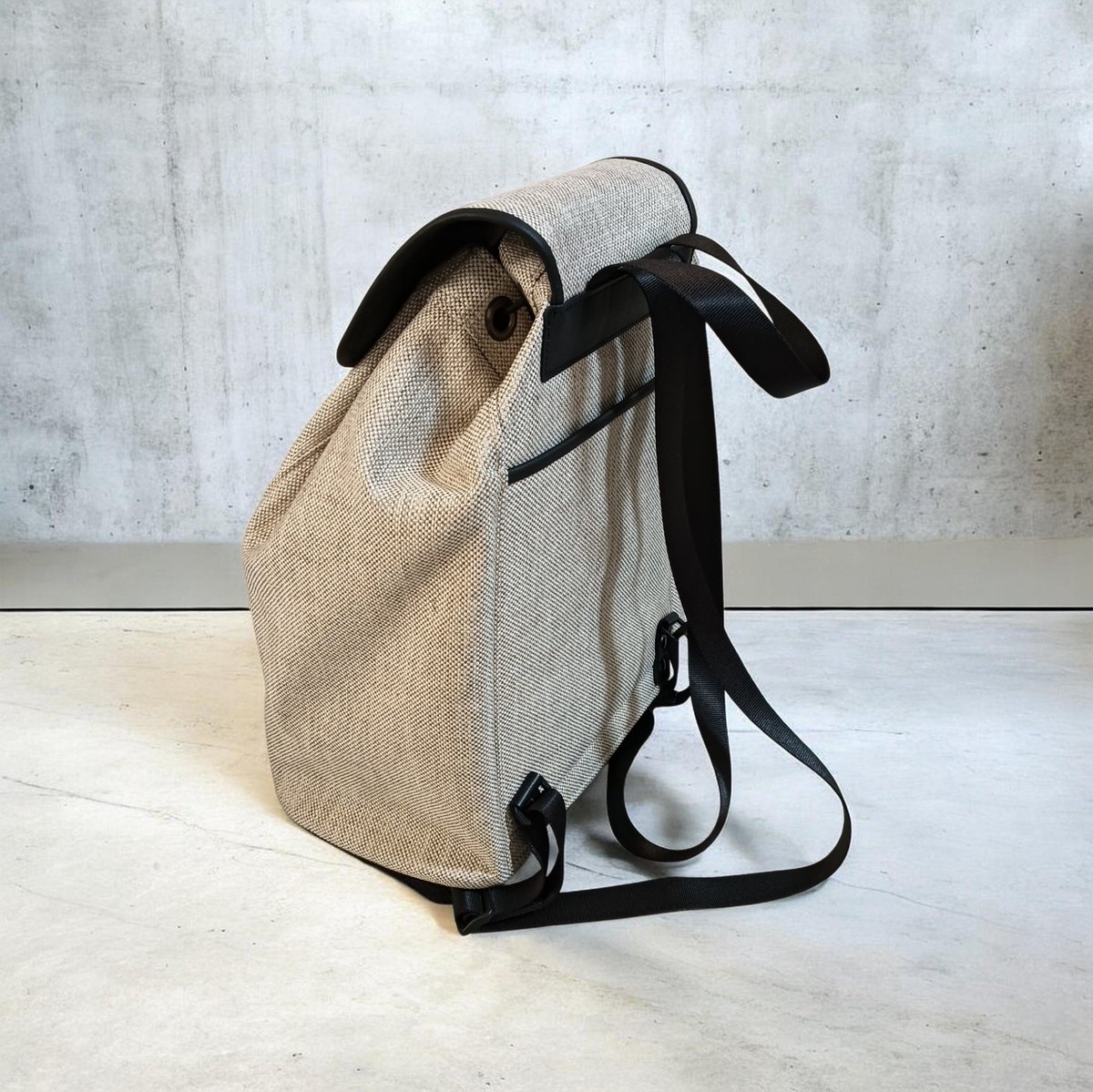sunao_bag's tweet photo. お誂え品の
リュックサック

生成り色の織り生地を
黒革でパイピング
コーディネートしやすい
お色とデザインです

内装には
抗菌・抗ウイルス機能を持つ
生地を使用しています

A4がギリギリ収まる
サイズ感で
重さは437gと
軽量に仕立てました

#お誂え
#軽いバッグ
#高知
#sunaobag https://t.co/OibxdzAHVO