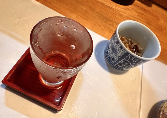 ふらっとダメ元で入ってみたら一名だったら予約なしでも大丈夫という話だったので、曽根崎さんに入る。ありがたい… 