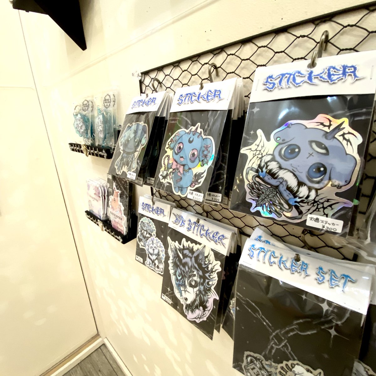 CURIOSITIES_shop&gallery tweet media