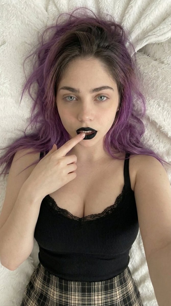 Violetx2006's tweet photo. @KADRYE490400 I could definitely go for a 45year old 😉 https://t.co/dmwGXdVdlE