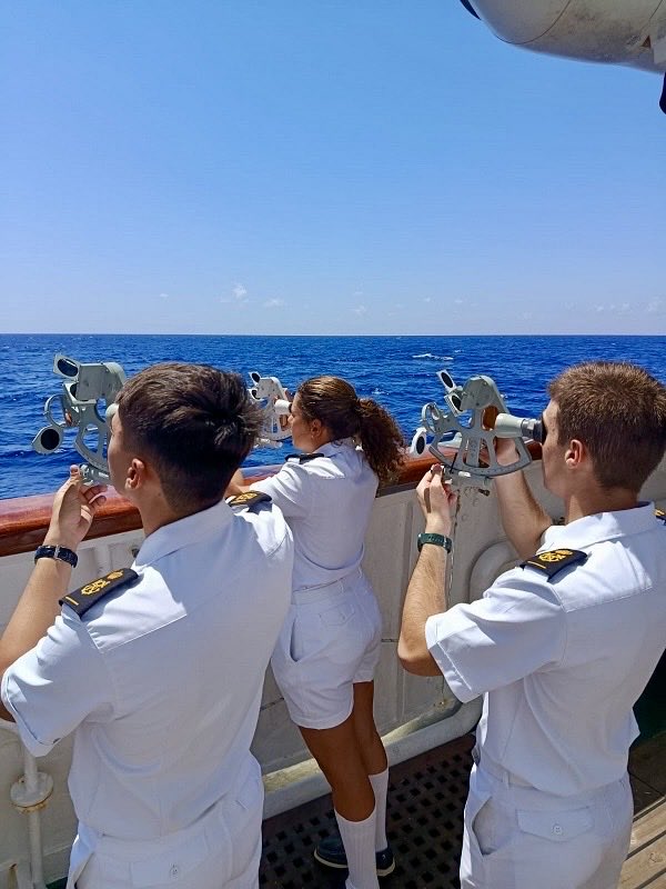 Defensagob's tweet image. ⚓️ Rumbo a #Veracruz.

Descubre la vida de los guardiamarinas del #JuanSebastiánDeElcano: clases de navegación, astronomía y meteorología, guardias de mar, maniobras a vela, convivencia y liderazgo.

La bitácora de los embajadores de la @Armada_esp.

✍️ 🔗 acortar.link/tdDfZV