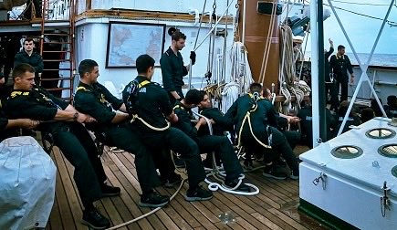 Defensagob's tweet image. ⚓️ Rumbo a #Veracruz.

Descubre la vida de los guardiamarinas del #JuanSebastiánDeElcano: clases de navegación, astronomía y meteorología, guardias de mar, maniobras a vela, convivencia y liderazgo.

La bitácora de los embajadores de la @Armada_esp.

✍️ 🔗 acortar.link/tdDfZV