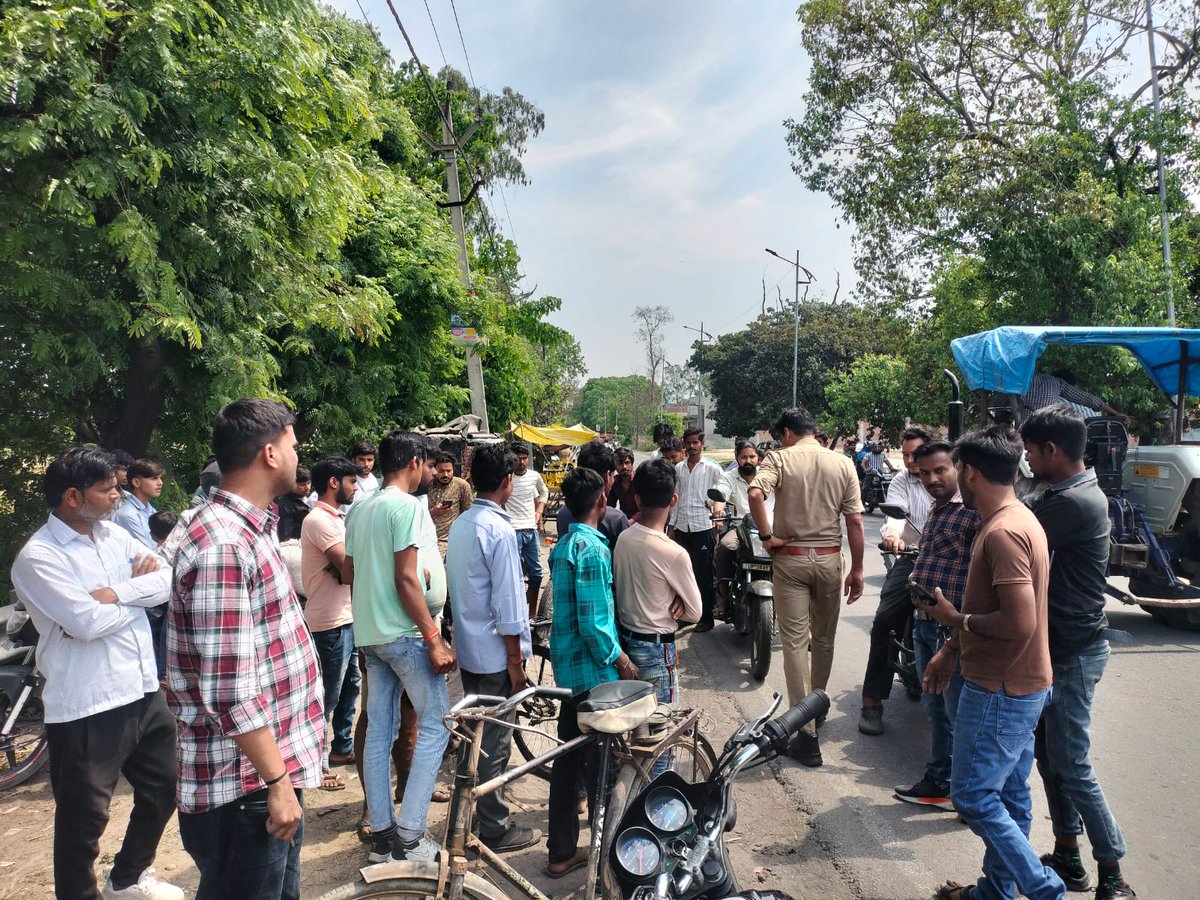 #पीलीभीत 
बीसलपुर में भ्रूण हत्या का काला खेल जारी, चलते वाहन से नवजात को फेंका गया।

घटना से इलाके में दहशत, इंसानियत हुई शर्मसार।

अवैध क्लिनिक पर सवाल- कब रुकेगा ये घिनौना अपराध?

सीएचसी अधीक्षक आलमगीर के संरक्षण में घर-घर में चल रहे अवैध क्लिनिक।

प्रशासन की चुप्पी भी अब