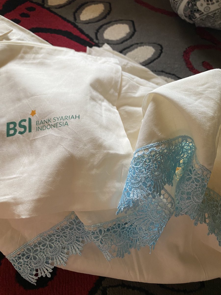 sweetvibel's tweet photo. masha’Allah setelah nunggu lama (souvenir jamaah dr bank” lain udah dibagi dari lama) akhirnya dateng juga yg dari @bankbsi_id , kapan lagi bisa dapet mukena berbahan karung ini. kebayang banget panasnya mamaku pake ini di tanah suci yg cenderung panas juga🤩 https://t.co/S8uBhw4Fni