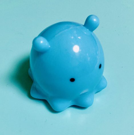 UenanJP's tweet image. 他に撮影したもの。『#超かぐや姫』が上映されている映画館へ行ったがグッズは無かった。別の場所でガチャにあった『#メンダコ』を引いてみた。せめて赤かピンクが良かった🙄

後は、いつもの『#ポートタワー』 と久しぶりに降りた新長田駅で『#鉄人28号』を撮影して帰宅。