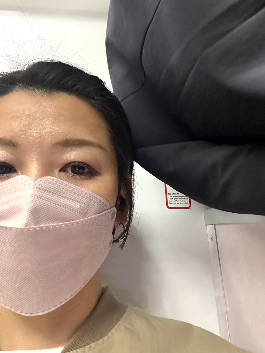 azumihayashiya's tweet photo. 電車にて、、、
空中領域をどれだけ侵略してくるねん。

えぐい、、、 https://t.co/Rneskt95zB