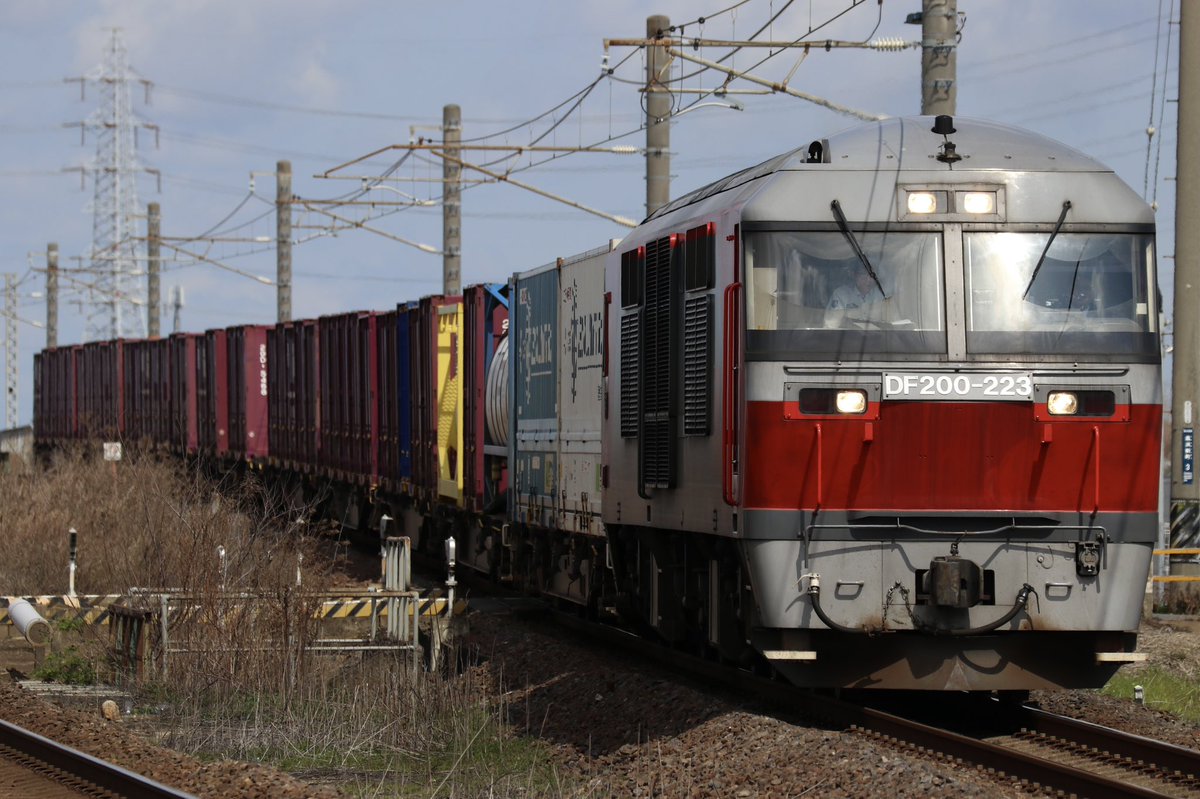 2026.03.19
2089レ　(コンテナ)
DF200-223

富田浜~四日市にて

DD200の6079をやる前に時間があったので久しぶりにこの場所でコンテナ列車を📸
関西線の下り列車でも頻繁に31ftコンテナが載るようになり最高です🙆‍♂️
貨物列車の需要が高まっているということなのかな⁇📦