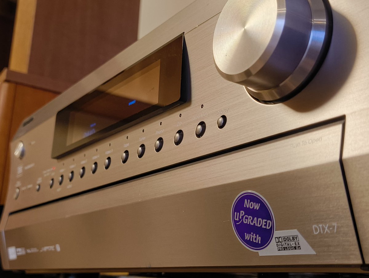 ONKYOlove817's tweet image. ONKYO(オンキヨー) Integra DTX-7
2003年発売 定価20万円
届きました！
状態が良くて本当に美しいです。
デザインだけ見ると最近の機種かと思ってしまいますが、23年も前のモデルで、HDMIもありません。
デジタル端子の数が凄いです。

#ONKYO #オンキヨー
#Integra