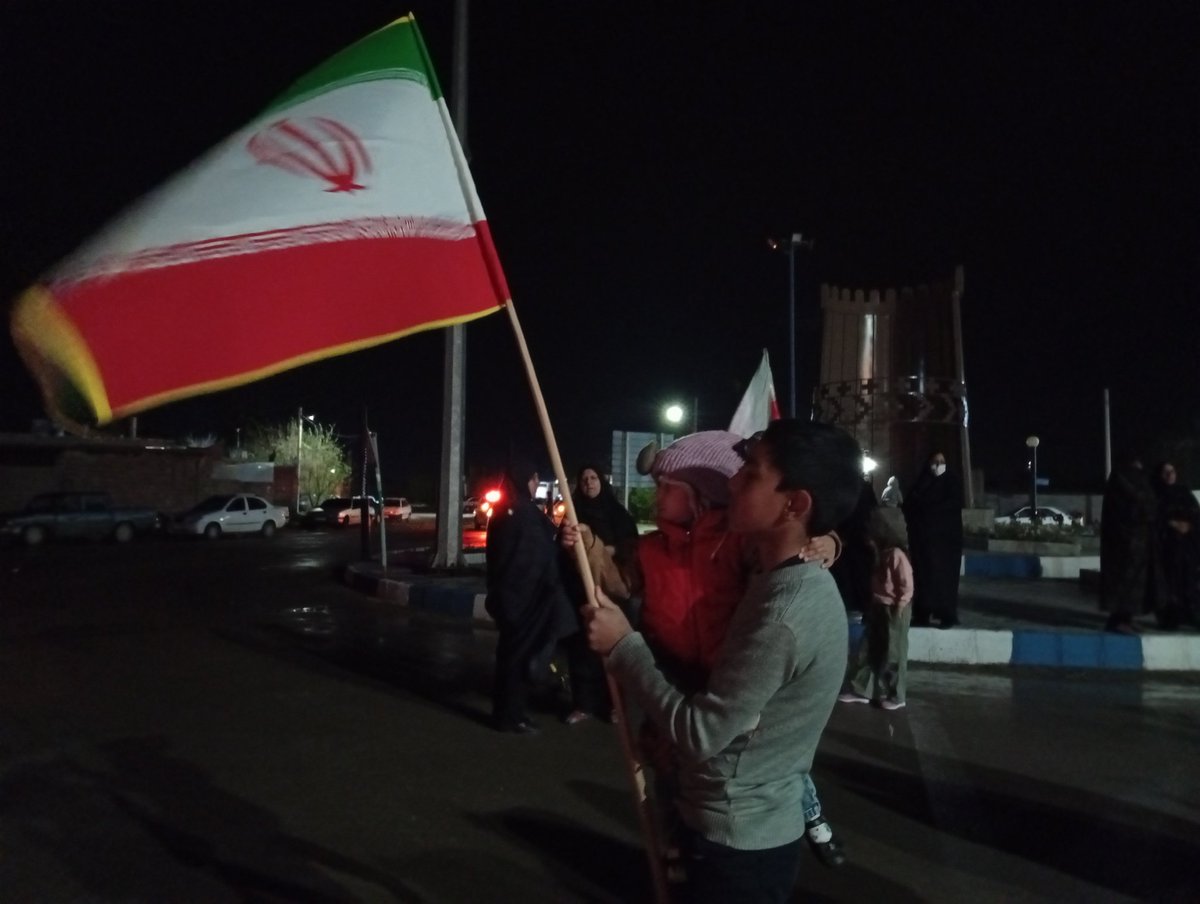 با وجود حملات به مناطق مختلف، آنچه بیش از هر چیز به چشم می‌آید، حضور مردم در کنار یکدیگر است؛ از تجمعات شبانه تا حمایت‌های اجتماعی، همه نشان‌دهنده یک انسجام قابل توجه است.
#تا_پای_جان_برای_ایران
#حضور_مقدس