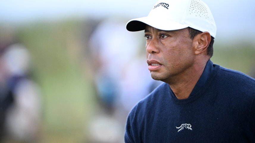 BClubSports's tweet image. Golf legend Tiger Woods arrested in Florida after a rollover crash, charged with DUI despite passing breathalyzer but refusing further tests. Another setback in a turbulent career. Thankfully, no injuries reported.
#TigerWoods #Golf #BreakingNews #DUI #SportsNews