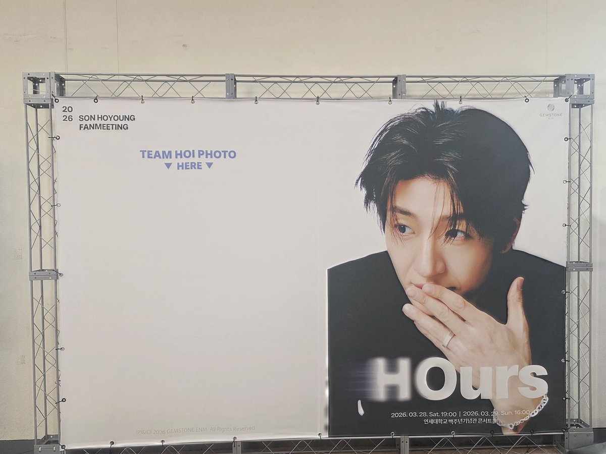 pure0113's tweet photo. 도착!

#SONHOYOUNG #손호영
#HOurs #호이보러왔어영 https://t.co/sncdTzgvVh