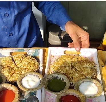 एक सेठ की दुकान पर एक ग्राहक सामान लेने आया लेकिन पैसे देते समय उसके पास 10 रुपये कम पड़ गए

सेठ ने साफ कहा कि उधार नहीं मिलेगा और जितना कम है उतना सामान कम करना पड़ेगा?

यह सुनकर ग्राहक दुखी हो गया और बोला घर में तीन दिन से चूल्हा नहीं जला पूरा परिवार भूखा है

सेठ ने उसे थोड़ी
