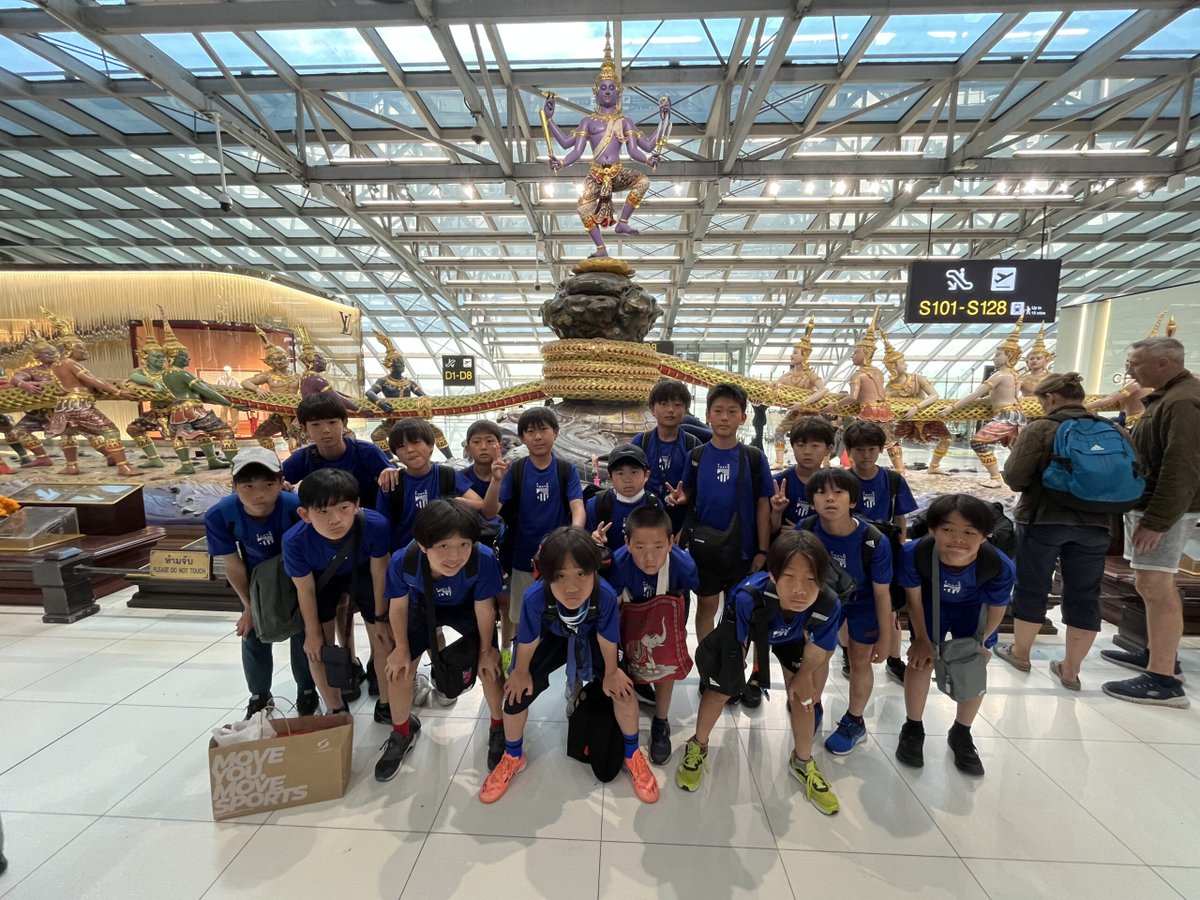 fctokyoofficial's tweet photo. 🔵タイ遠征実施報告〜世界に触れ、未来を広げる5日間〜🔴

FC東京サッカー・フットサルスクールでは、3月20日～25日の日程で、スクール生17名によるタイ遠征を実施!!🇯🇵🇹🇭🔵🔴

この5日間の経験は、サッカーの技術向上にとどまらず、自分で考え、行動し、相手を理解しようとする力を育てる、かけがえのない学びの機会となりました👏👏🔵🔴

遠征の様子はスクールレポートより、ご確認いただけます🙏
▽スクールレポートはこちら
https://t.co/3ZQtY6Yd4v

#FC東京サッカー・フットサルスクール 
#fctokyo #tokyo