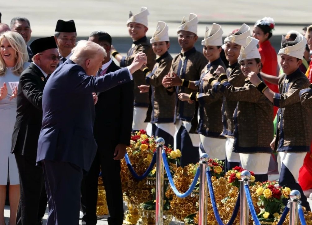 scsong's tweet photo. @jacksonhinkle Malaysian PM in a dance with Trump! 😘 https://t.co/oX5chT3ki2