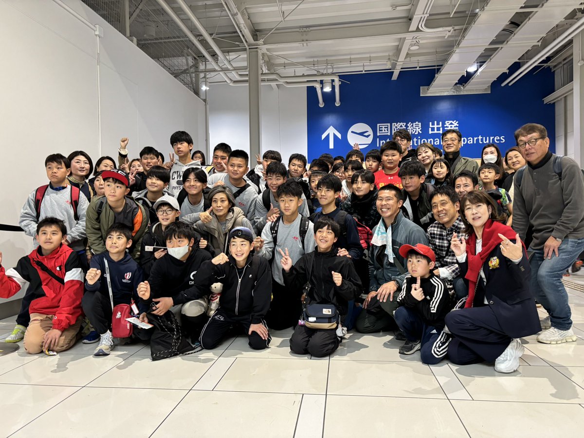 第18回大樹生命ヒーローズカップで日本一に輝いた６年生が副賞の「海外遠征ツアー」に出発します。
本ツアーは「Hero’s Cup Champion Tour 2026 supported by Looop」として2日間、韓国・ソウルでシフンGスポーツ ラグビー部（시흥 G 스포츠 럭비부）と合同ラグビークリニックおよび交流試合を予定。