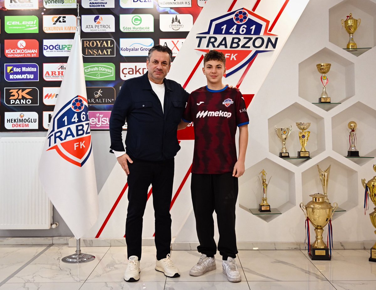 1461trabzonfk's tweet photo. Altyapımızdan Süper Lig’e Bir Transfer Daha!

KCT 1461 Trabzon FK altyapımızın yetenekli sol açığı Toprak Baykan, gösterdiği istikrarlı performans ve gelişim grafiğiyle dikkatleri üzerine çekerek Çaykur Rizespor U14 takımına transfer oldu.

Kulübümüz altyapısında yetişen Toprak, çalışkanlığıyla, oyun disipliniyle ve karakteriyle örnek sporcularımızdan biri olarak gösteriliyordu.  Bu gelişim, antrenörlerimizin emekleriyle birleşerek önemli bir hikayeye dönüştü.

Transferin ardından Toprak’ın ailesi, Başkanımız Celil Hekimoğlu’na ve tüm hocalarımıza teşekkür ederek şu ifadeleri kullandı:
“İyi ki bu büyük aileye katıldık. Toprak, bu kulüpte hem futbol anlamında hem de karakter olarak çok şey öğrendi. Hocalarımızın ilgisi, desteği ve disiplinli yaklaşımı sayesinde her gün daha iyi bir sporcu oldu. Burada kendisine verilen değeri her zaman hissettik. Bunun için başkanımıza ve tüm hocalarımıza minnettarız.”

Başkanımız Celil Hekimoğlu ise altyapıya verilen önemin altını çizerek şunları söyledi:
“Altyapımız, kulübümüzün geleceğinin temel taşıdır. Evlatlarımızın gelişimi için tüm imkanlarımızı seferber ediyoruz. Toprak’ın Çaykur Rizespor’a transferi, yaptığımız çalışmaların meyve verdiğini gösteren çok değerli bir örnektir. Yetiştirdiğimiz her sporcunun üst liglere adım atması bizim için gururdur. Güçlü bir altyapı yapılanmasıyla Türk futboluna yeni yetenekler kazandırmaya devam edeceğiz.”