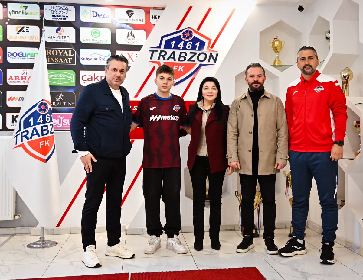 1461trabzonfk's tweet photo. Altyapımızdan Süper Lig’e Bir Transfer Daha!

KCT 1461 Trabzon FK altyapımızın yetenekli sol açığı Toprak Baykan, gösterdiği istikrarlı performans ve gelişim grafiğiyle dikkatleri üzerine çekerek Çaykur Rizespor U14 takımına transfer oldu.

Kulübümüz altyapısında yetişen Toprak, çalışkanlığıyla, oyun disipliniyle ve karakteriyle örnek sporcularımızdan biri olarak gösteriliyordu.  Bu gelişim, antrenörlerimizin emekleriyle birleşerek önemli bir hikayeye dönüştü.

Transferin ardından Toprak’ın ailesi, Başkanımız Celil Hekimoğlu’na ve tüm hocalarımıza teşekkür ederek şu ifadeleri kullandı:
“İyi ki bu büyük aileye katıldık. Toprak, bu kulüpte hem futbol anlamında hem de karakter olarak çok şey öğrendi. Hocalarımızın ilgisi, desteği ve disiplinli yaklaşımı sayesinde her gün daha iyi bir sporcu oldu. Burada kendisine verilen değeri her zaman hissettik. Bunun için başkanımıza ve tüm hocalarımıza minnettarız.”

Başkanımız Celil Hekimoğlu ise altyapıya verilen önemin altını çizerek şunları söyledi:
“Altyapımız, kulübümüzün geleceğinin temel taşıdır. Evlatlarımızın gelişimi için tüm imkanlarımızı seferber ediyoruz. Toprak’ın Çaykur Rizespor’a transferi, yaptığımız çalışmaların meyve verdiğini gösteren çok değerli bir örnektir. Yetiştirdiğimiz her sporcunun üst liglere adım atması bizim için gururdur. Güçlü bir altyapı yapılanmasıyla Türk futboluna yeni yetenekler kazandırmaya devam edeceğiz.”
