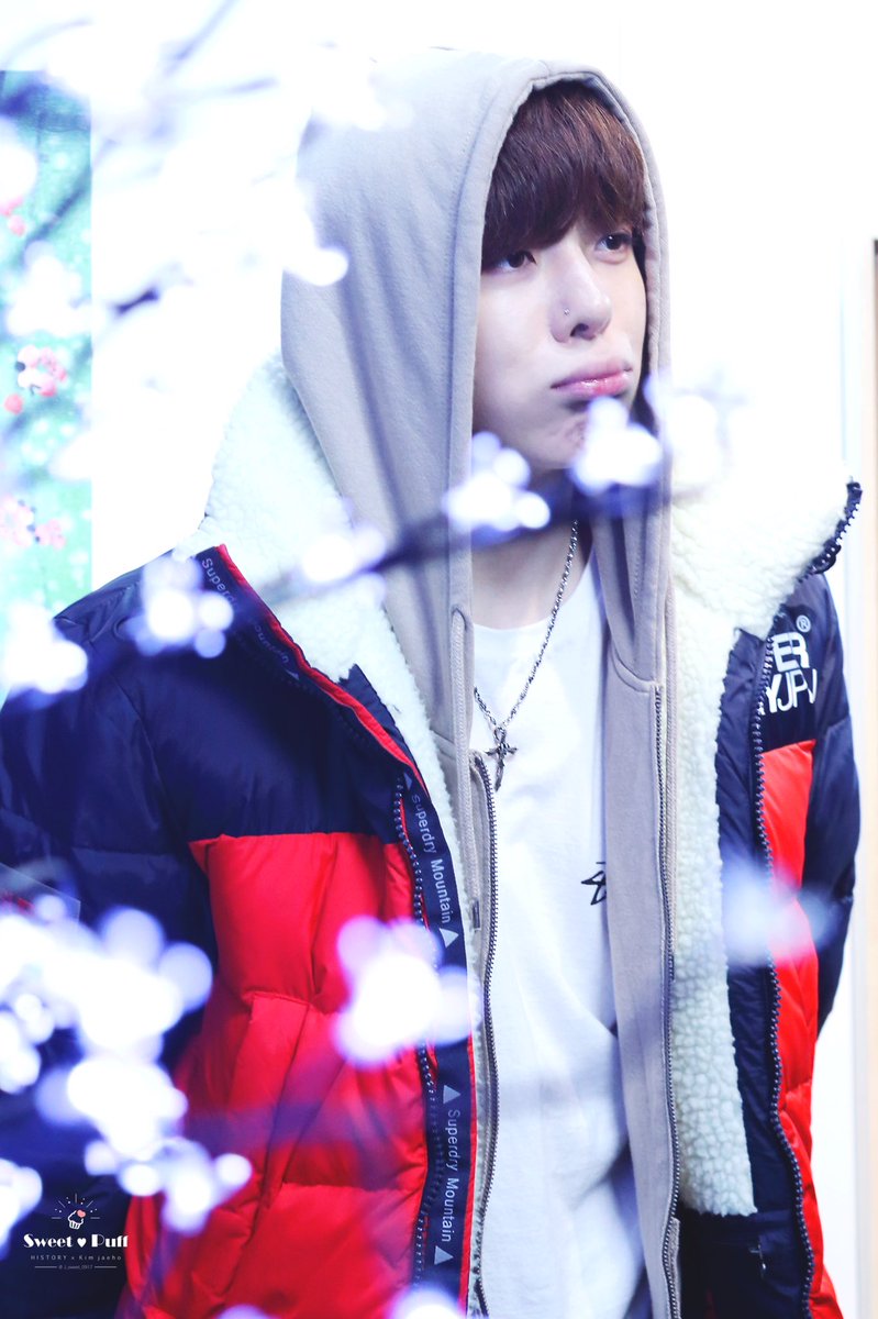 재호야. 
꽃이 피는것이 이제 진짜 봄인가봐
너를 보고 반년이 지났다는 뜻이지
ㅜㅍㅜ