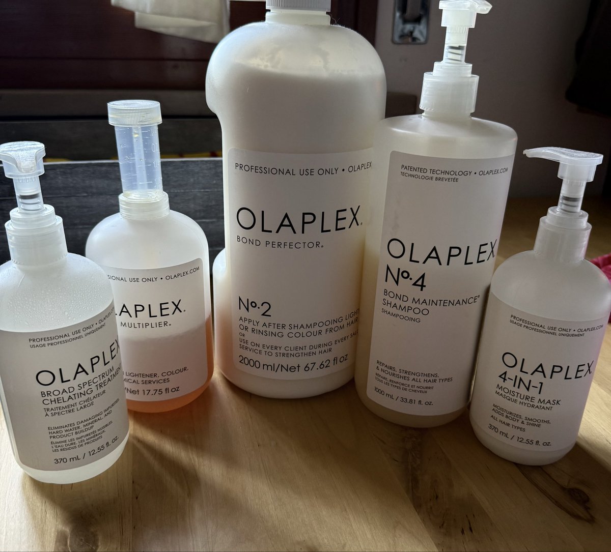 JustMeMatteo's tweet image. Oggi mi diverto con questi #Olaplex
E buongiorno 🖤