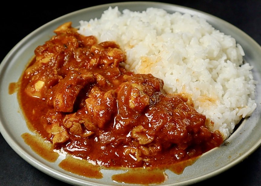 muscle1046's tweet photo. みなさん、いいですか…

ダイエット中でもカレー屋さんで食べるようなスパイシーで本格的なチキンカレーは食べられるんです…

しかもね、これ一気に男性は4食分、女性は5食分作れますから…

タンパク質は30g以上、脂質は15g以下

美味しく痩せたい方は是非。

詳しい作り方は写���付きでサイトにまとめてます
https://t.co/N0gjRdtbQv
