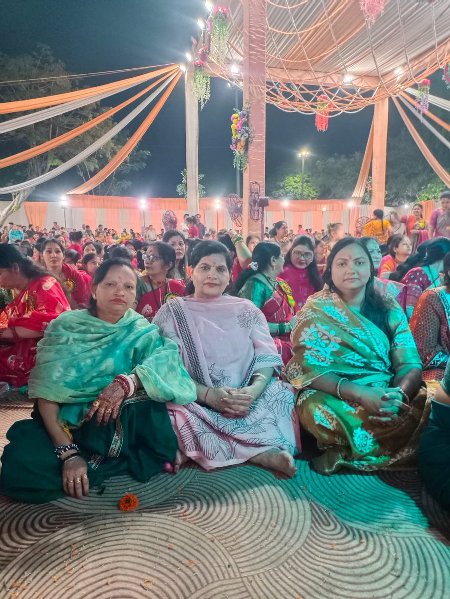 देवभूमि उत्तराखंड महिला मित्र मंडली समिति द्वारा आयोजित माता रानी की चौकी में जाने का सौभाग्य प्राप्त हुआ मनमोहक भजन एवं नृत्य ने इस कार्यक्रम को और भी सुखद बना दिया।
माता रानी अपनी कृपा सभी भक्तों पर बनाए रखें।
जय देवभूमि 
जय उत्तराखंड