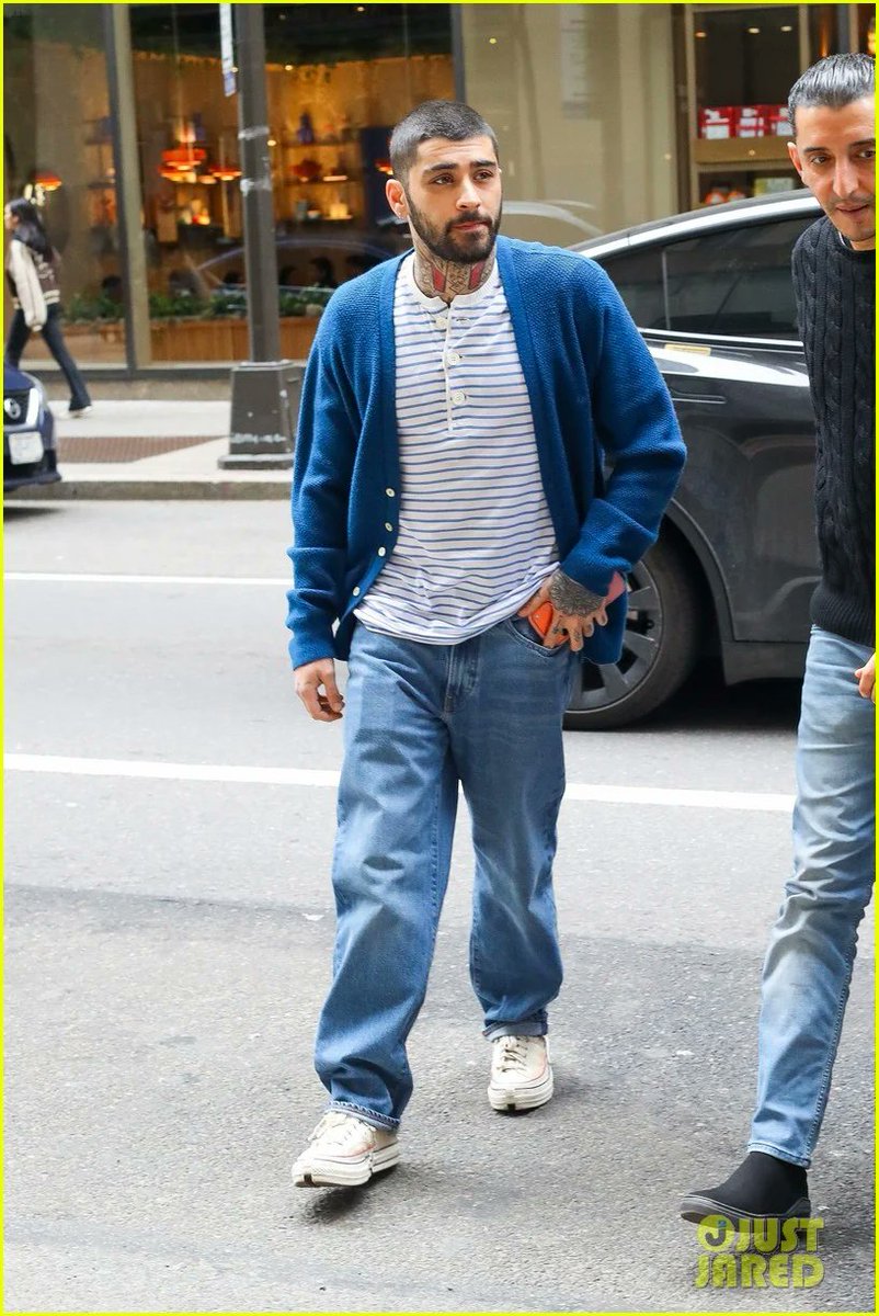 Zquadxinactive's tweet photo. Zayn el día de hoy en NYC haciendo promo.

© justjared https://t.co/Lfqyr22mGN