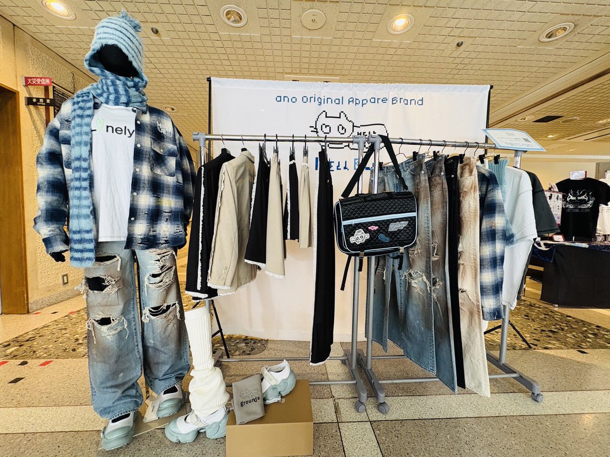 ano HELLBLAU　あの　ヘルブラウ　Tシャツ 今をときめくタレントであり、アーティストとして活動の幅を広げるあの