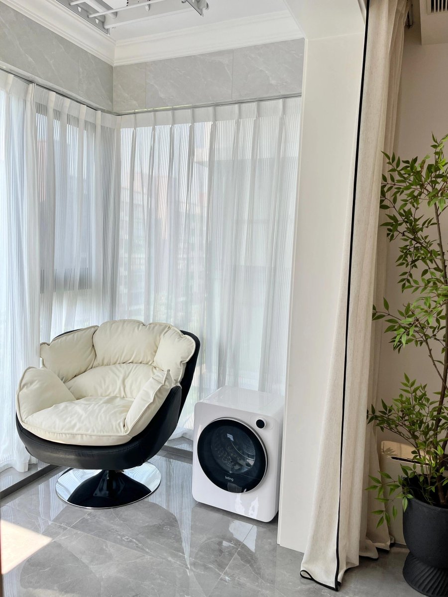 Elly Leuthold tweet media