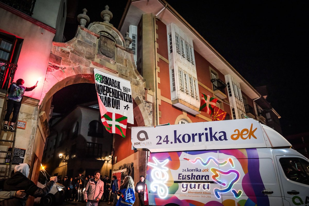 ernaiarrasate_'s tweet photo. Euskarak independentzia!❤️‍🔥 Arrasateko gazteok euskarak estatu bat behar duela aldarrikatu dugu. Gazteok euskara gara!

#GazteokIndependentzia https://t.co/lIRCw4yrqh