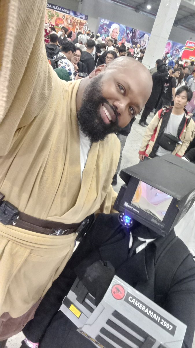 DunklerBao's tweet image. [Old Photo] My original character - Cameraman 2907 meets Hollywood Gene at Hobby Horizon 2025. He's big and very friendly!
My phone camera is terrible :(
#skibidi_toilet #cosplay #DaFuqBoom #SKIBIDITOILET #SKIBIDITOILEToc