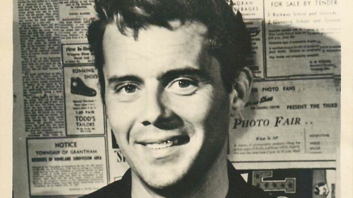 DrBuzz_Forensic's tweet image. Actor Dirk Bogarde was #BornOnThisDay March 28, 1921. Photo with #Capucine, remembered a top #British top movie star (1950s-60s). Suffering a stroke, paralyzed on one side of his body &amp;amp; in a wheelchair, he completed his autobiography before he passed in 1999 (age 78). #RIP #hunk