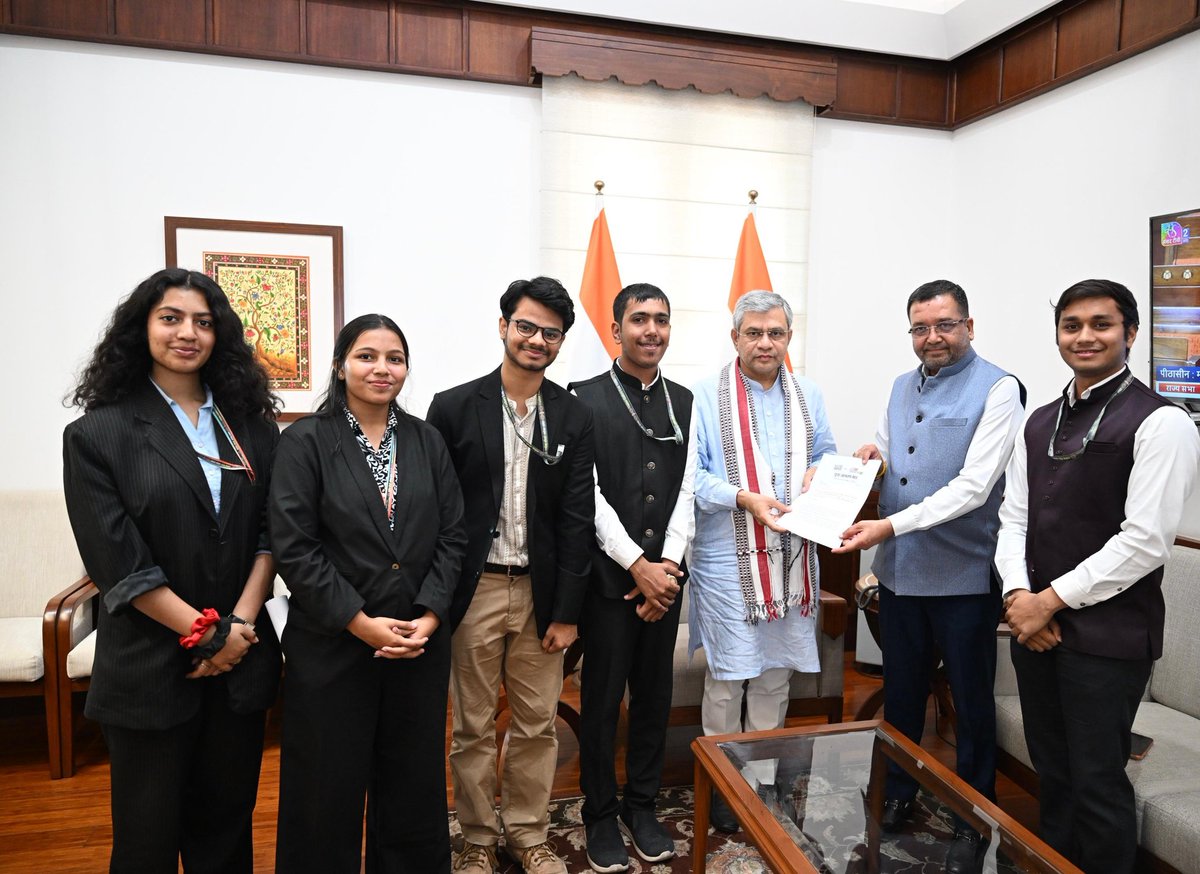 Miteshbhaibjp's tweet photo. 🇮🇳 स्वच्छ साइबर भारत की ओर एक सार्थक कदम 🇮🇳
आनंद लोकसभा क्षेत्र के सांसद के रूप में मुझे अत्यंत प्रसन्नता है कि केंद्रीय सूचना एवं प्रसारण मंत्री माननीय श्री @AshwiniVaishnaw जी से संसद भवन में युवा जागरण मंच के हेनिल विसारिया, जैनम शाह एवं उनकी युवा टीम के साथ एक सार्थक एवं गरिमामयी मुलाकात संपन्न हुई।
इस अवसर पर समाज में मर्यादा और संस्कारों की रक्षा हेतु अश्लील ऐप्स एवं भड़काऊ गीतों पर प्रतिबंध लगाने के विषय में माननीय मंत्री जी को अभिनंदन प्रकट किया गया। साथ ही सोशल मीडिया, OTT प्लेटफॉर्म्स एवं AI-जनित कंटेंट के प्रभावी नियमन हेतु अत्यंत महत्वपूर्ण एवं दूरदर्शी सुझाव भी सौंपे गए।
युवा जागरण मंच की इस सकारात्मक पहल को संसद तक पहुँचाने में सहयोग करना मेरे लिए गर्व की बात है। यह संवाद "स्वच्छ साइबर भारत" के संकल्प को साकार करने की दिशा में अत्यंत महत्वपूर्ण सिद्ध होगा।
