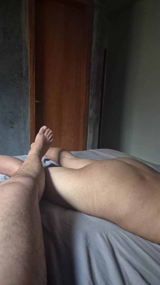 vmtfetish's tweet photo. Enquanto estou fora trabalhando o meu marido aproveita pra receber os amantes dele em casa e levar pra nossa cama. O mais gostoso nesse dia foi receber o áudio dele e no fundo dava pra ouvir a puta gemendo enquanto era enrabada por ele. Como é bom ser corno. 😈 https://t.co/TwDTJoSgvt