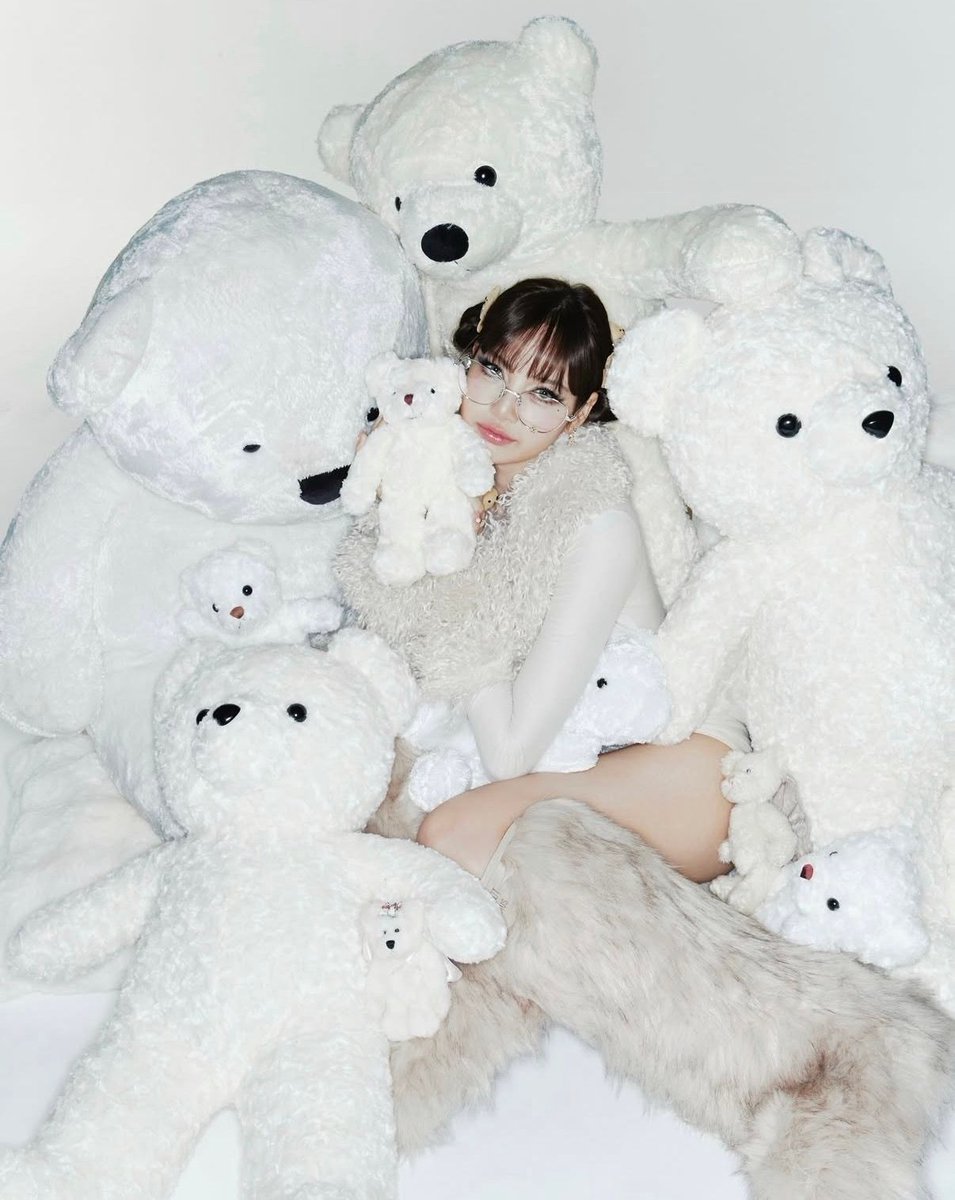 Lisa posts her favorite birthday pics. 🧁🎂🤍

#Lisa