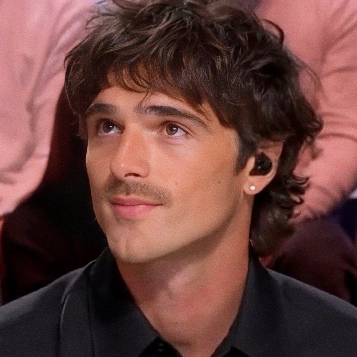 __itsRobin's tweet photo. Jacob Elordi on that French show with good lighting, @Qofficiel 

#jacobelordi 
#wutheringheights https://t.co/p0Jf4ENqs7