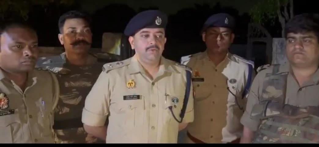 NandkishoreVal1's tweet photo. पुलिस आयुक्त आगरा #deepakkumar के कुशल नेतृत्व और पुलिस उपायुक्त शहर की टीम के
थाना प्रभारी बमरौली कटारा श्री हरीश शर्मा जी ने मासूम बिटिया के हत्यारे को पुलिस एनकाउंटर मै ढेर किया जाबाज बहादुर थाना प्रभारी और एनकाउंटर मै घायल दरोगा विश्वजीत राणा की बहादुरी को सलाम
@AGRAPOLICE_ https://t.co/9gd0zFyIUO
