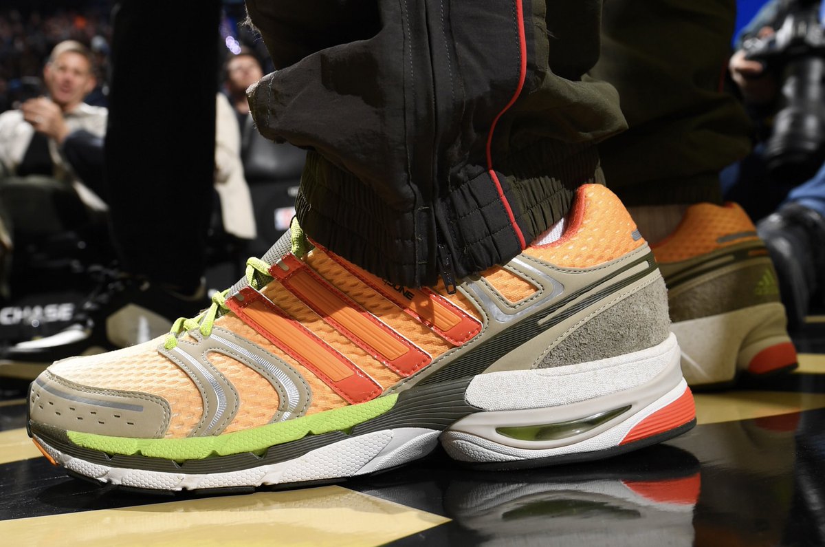 NickDePaula's tweet photo. Stephen Curry is wearing the Larry June x Adidas AdiStar Control 5s tonight 🍊

Friends &amp; Fam edition 🤝 @LarryJuneTFM https://t.co/XM17W0Hneg