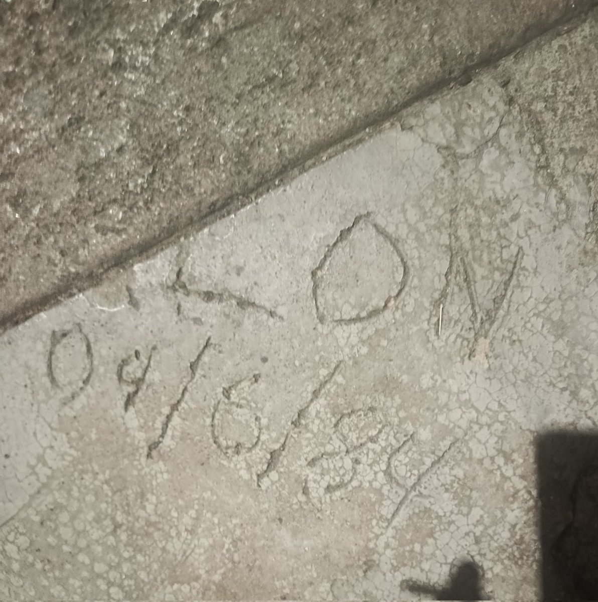 Siempre me llama la atención ver inscripciones y fechas en el pavimento. Hace 42 años alguien hizo esto.