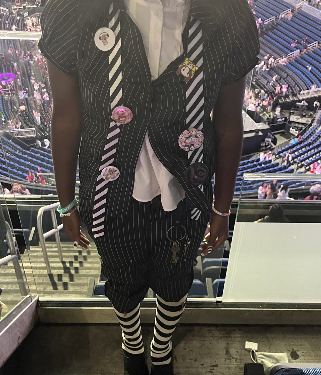 dubuᥫ᭡. 🏰 seen TWICE 3/27 ! tweet media