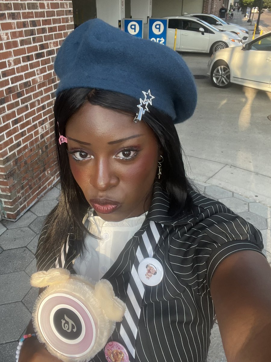 dubuᥫ᭡. 🏰 seen TWICE 3/27 ! tweet media