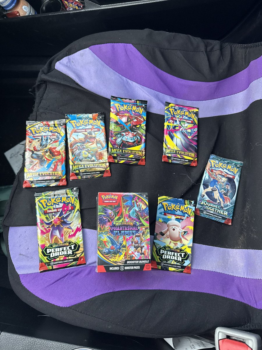 ariessuns's tweet photo. what being a (almost) bday girl at the pokemon vending machine will get you https://t.co/EZ5ZVyWZjQ
