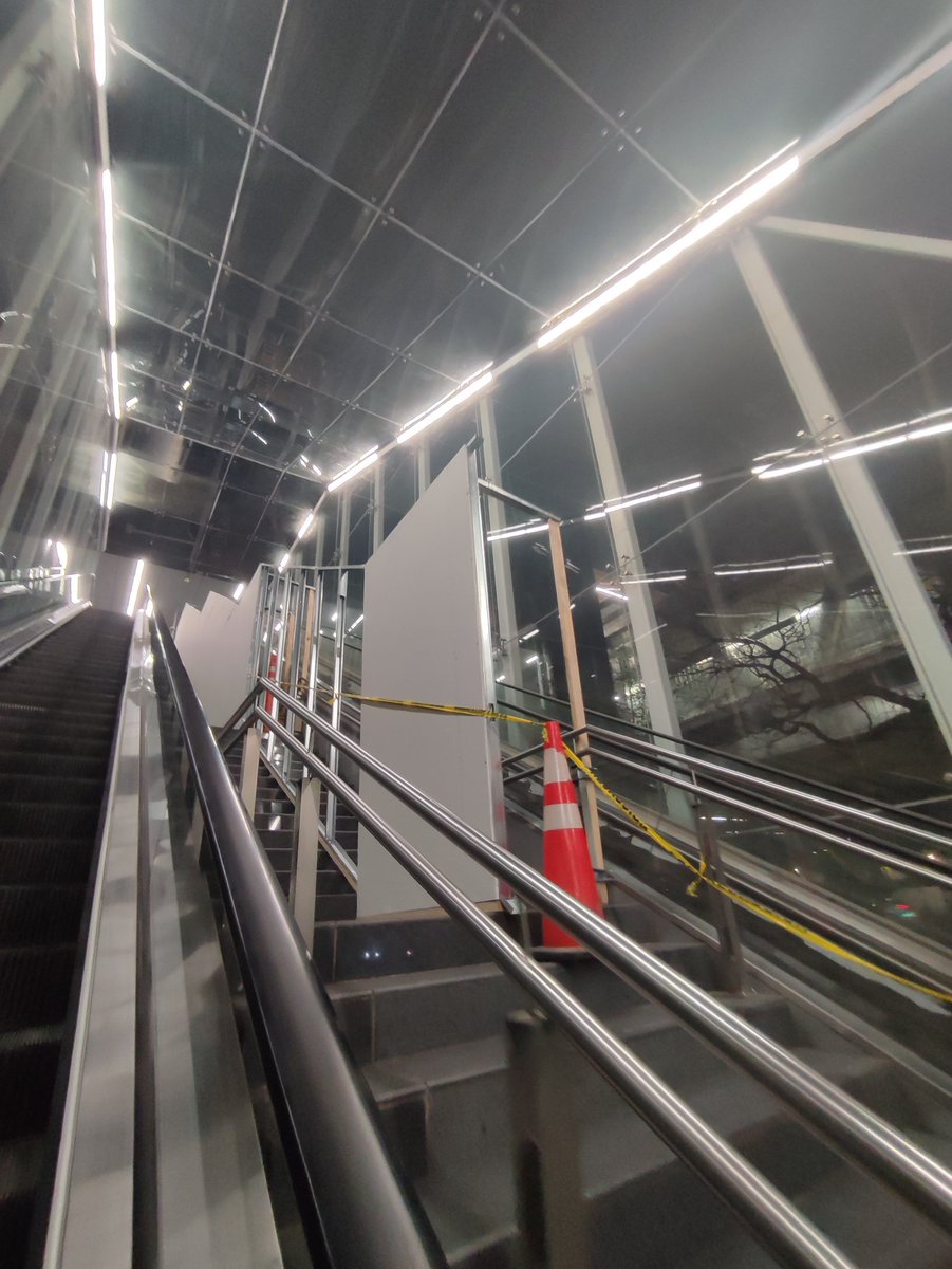 wenbo_tapatia's tweet photo. Me carcome la curiosidad... Mas de 2 años sin funcionar  escalera eléctrica y a unos meses del mundial, estan haciendo cosas curiosas en la estación Lázaro Cárdenas línea 3...
@SITEURJAL 
@Trafico_ZMG 
¿De que le ven forma? https://t.co/ZHgEpP476L
