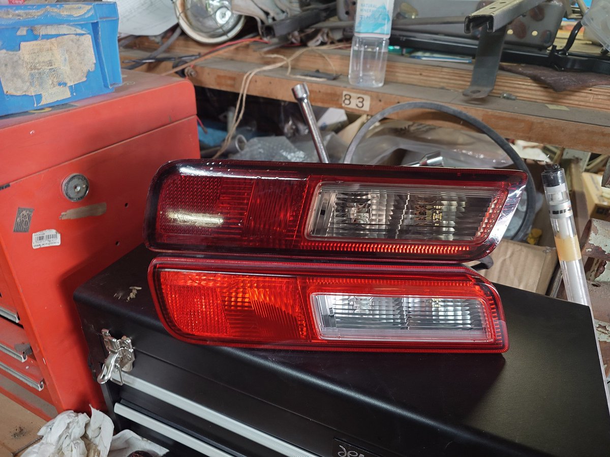 どうせ動かせないついでにリアバンパーバラしてテールランプにイタズラ中！手持ちのフィルムは薄い黒しかないけど赤の発色が抑えられてこれで良い感じかも