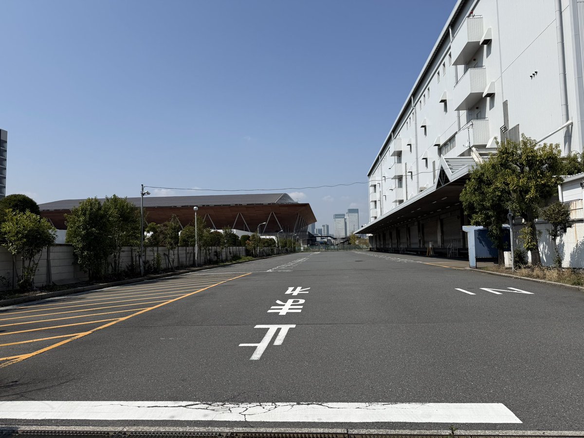 ariaketty's tweet photo. ワールドサプライが1月に移転したことを知った。広大な駐車場には車両がまったく駐まっていないし、建物のシャッターも下りている。

不動産は月島倉庫の所有なのかな。建物はまだ使えそうだが、開発の可能性もわずかにあるか？

https://t.co/OnMIsan8eE https://t.co/qFh0AdqYvl