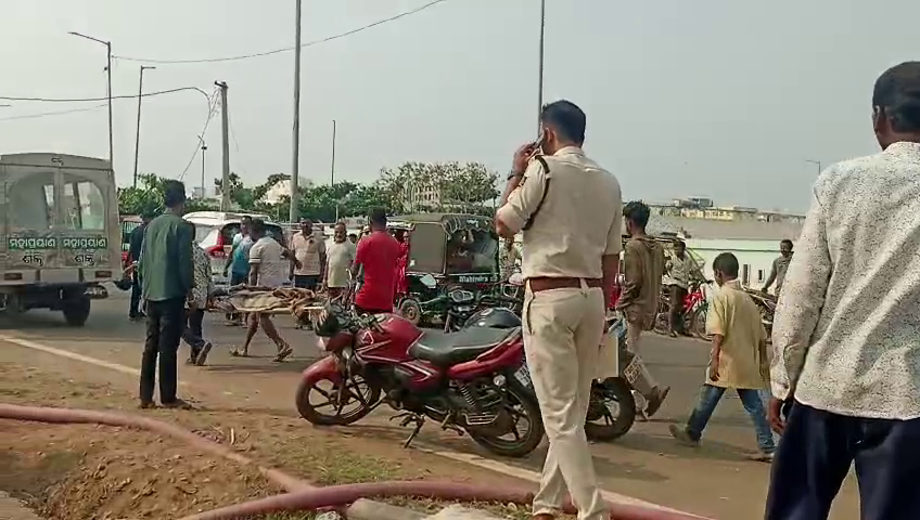 otvkhabar's tweet image. #ପେଣ୍ଠକଟାରେ_ଯୁବକଙ୍କୁ_ହତ୍ୟା
-ପୁରୀ ପେଣ୍ଠକଟାରେ ଯୁବକଙ୍କୁ ନିର୍ମମ ହତ୍ୟା
-ଧୋବାଖାଲ ନିକଟରେ ହତ୍ୟାକାଣ୍ଡ; ମୃତ ଯୁବକ ବାଲି ଉପର ବସ୍ତିର
-ଘଟଣାସ୍ଥଳରେ ସମୁଦ୍ରକୂଳ ଥାନା ପୋଲିସର ତଦନ୍ତ
#Puri #Murder #YouthDies #Odisha #OTV