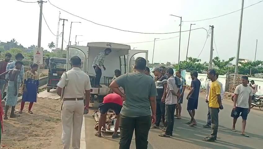 otvkhabar's tweet image. #ପେଣ୍ଠକଟାରେ_ଯୁବକଙ୍କୁ_ହତ୍ୟା
-ପୁରୀ ପେଣ୍ଠକଟାରେ ଯୁବକଙ୍କୁ ନିର୍ମମ ହତ୍ୟା
-ଧୋବାଖାଲ ନିକଟରେ ହତ୍ୟାକାଣ୍ଡ; ମୃତ ଯୁବକ ବାଲି ଉପର ବସ୍ତିର
-ଘଟଣାସ୍ଥଳରେ ସମୁଦ୍ରକୂଳ ଥାନା ପୋଲିସର ତଦନ୍ତ
#Puri #Murder #YouthDies #Odisha #OTV