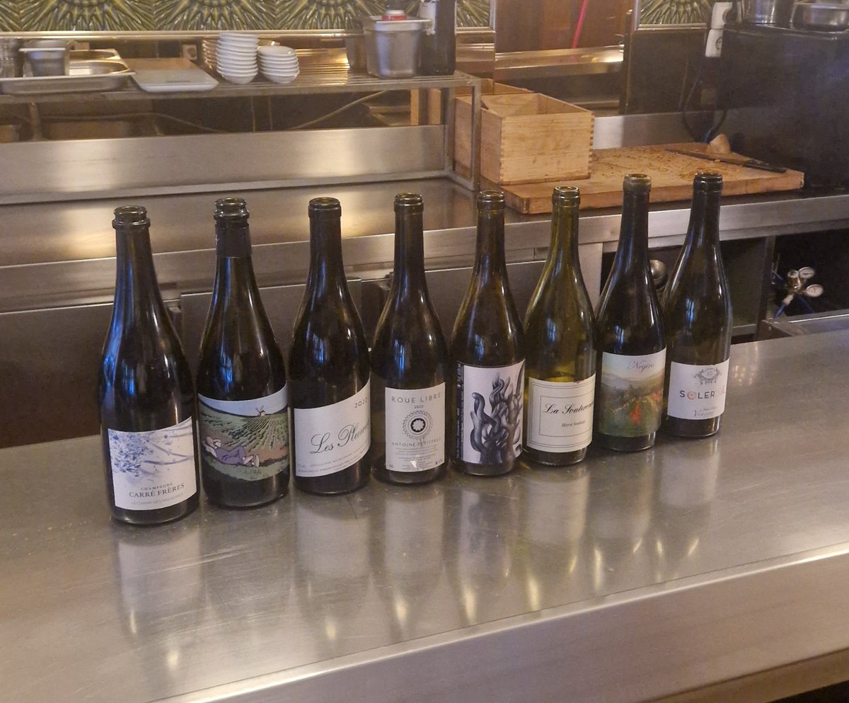 srdeserrano's tweet image. En LA CAPA se come, pero sobre todo se bebe. Viva el vino y la exaltación de la amistad🍷. #LaCapa #Carabanchel #Madrid #vino