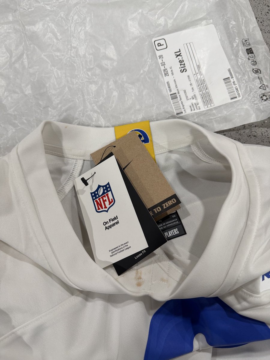 _javi_626's tweet photo. What’s up with this quality? We brought it brand new and it arrived like if someone had already used it 😡 @Fanatics 
#Fanatics https://t.co/zoDj4x7frv