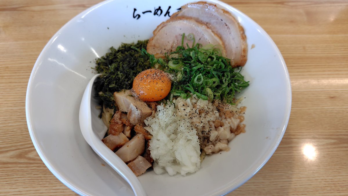 sho_f522's tweet photo. 群馬県前橋市にあるらーめん手打ほそ乃さんの「チャーシューまぜそば」☝️

濃厚な味付けと香ばしい香りで、食欲が非常にそそられ、とてもおいしい!

何度か来店しましたが、また食べに行きたくなります😋 https://t.co/J5iJq5yiP7